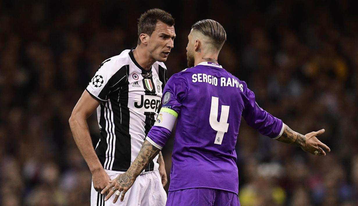 Kapten Real Madrid, Sergio Ramos, berdebat dengan striker Juventus, Mario Mandzukic, pada laga final Liga Champions di Stadion Stadion Millenium, Cardiff, Sabtu (3/6/2017). Madrid menang 4-1 atas Juventus. (AFP/Javier Soriano)