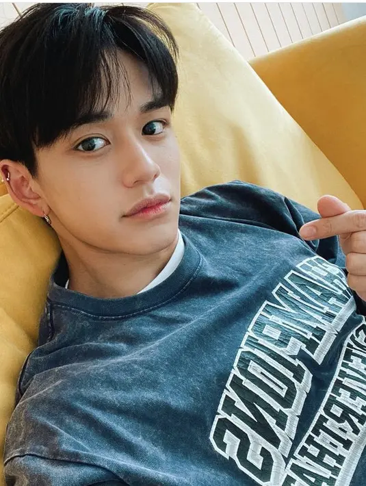 Kali ini Lucas mengenakan longslevee abu-abu hitam dari brand thisisneverthat. Pakaian dengan tulisan Champion tersebut seharga Rp975 ribuan. @lucas_xx444