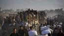Namun, di lapangan, distribusi bantuan makanan untuk Gaza berhadapan dengan situasi dilematis dan tak semudah yang dibayangkan. (AP Photo/Jehad Alshrafi)