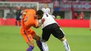 Bek Belanda keturunan Indonesia, Kenny Tete, mencoba merebut bola dari kaki winger Timnas Austria, Marco Arnautovic. (Bola.com/Reza Khomaini)