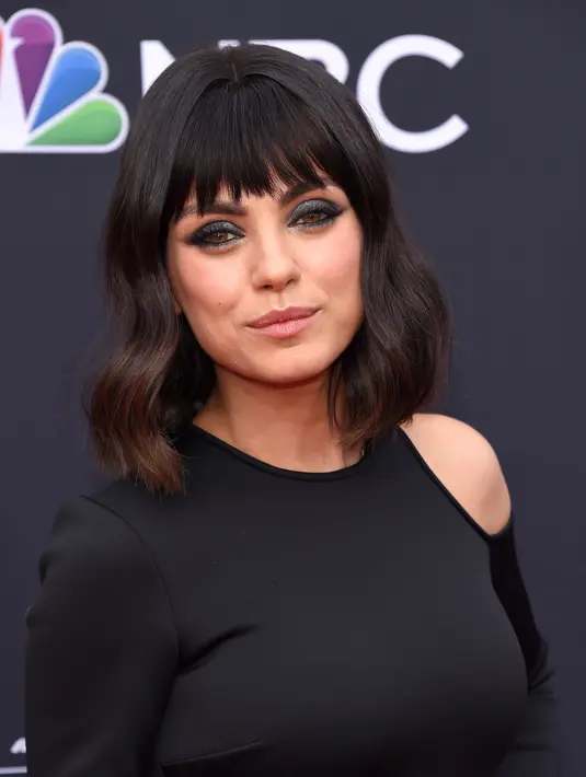 Aktris cantik Mila Kunis menghadiri acara Billboard Music Awards 2018 di MGM Grand Garden Arena, Las Vegas, Minggu (20/5). Bertahun-tahun bertahan dengan rambut panjang, Mila memangkas rambutnya jadi lebih pendek. (LISA O'CONNOR/AFP)