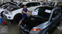 Penjual mobil bekas saat menawarkan dagangannya di kawasan WTC Mangga Dua, Jakarta, Jumat (10/6). Hal ini dikarenakan banyaknya dealer mobil baru yang menurunkan harga dan menggelar diskon besar-besaran. (Liputan6.com/Angga Yuniar)