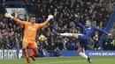 Gelandang Chelsea, Eden Hazard, berusaha membobol gawang Newcastle pada laga Premier League di Stadion Stamford Bridge, London, Sabtu (2/12/2017). Chelsea menang 3-1 atas Newcastle. (AFP/Daniel Leal-Olivas)