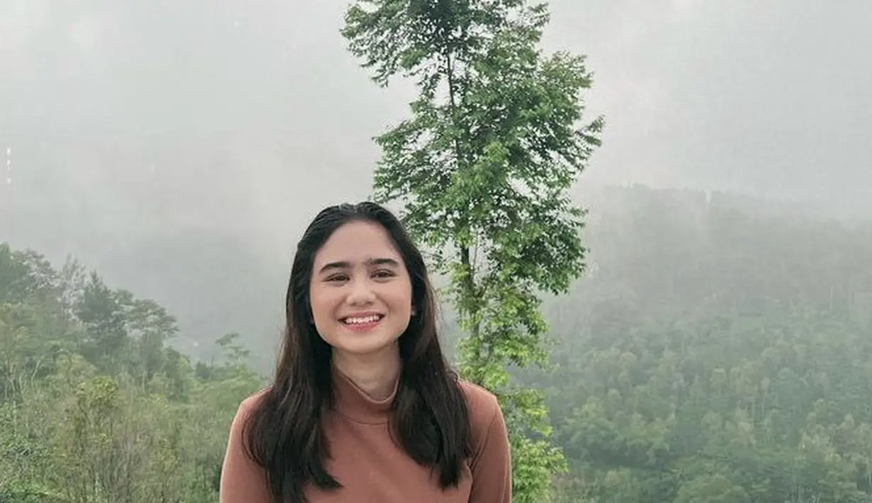Wajah pun tampil natural tanpa makeup berlebih, dengan rambut yang digerai tanpa makeup.  Credit: Instagram (@tissabiani)
