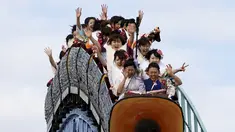Wanita Jepang berpakaian kimono menaiki roller coaster di perayaan Coming of Age Day (Hari Kedewasaan Nasional) di taman hiburan Tokyo, Senin (11/1). Hari Kedewasaan Nasional ini dirayakan para muda-mudi yang menginjak usia 20 tahun. (REUTERS/Yuya Shino)