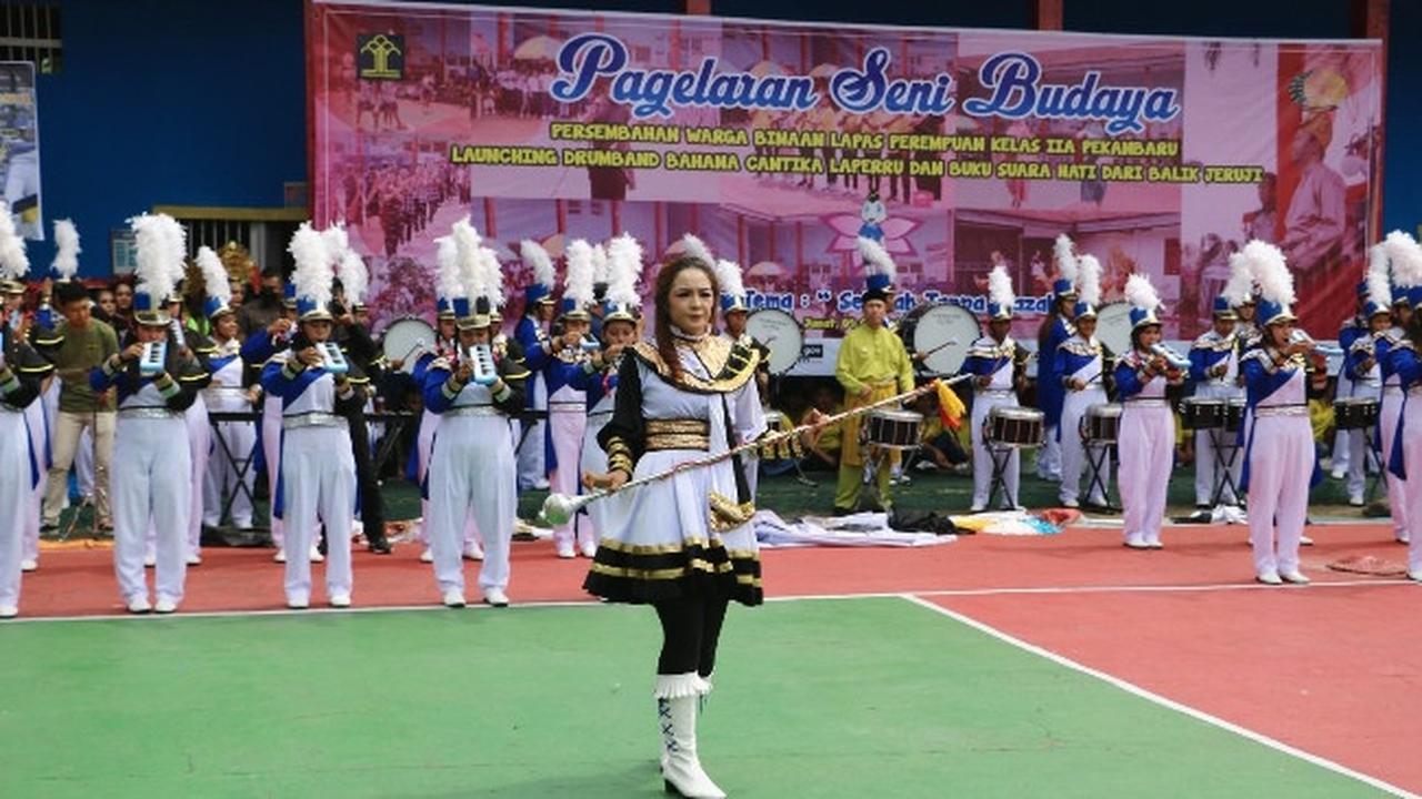 Penampilan drumband warga binaan Lapas Perempuan Pekanbaru dalam peluncuran buku Suara Hati dari Balik Jeruji.