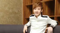 Henry `Super Junior-M` membuktikan diri sebagai penyanyi ternama dengan memborong piala dari acara penghargaan musik di Singapura.
