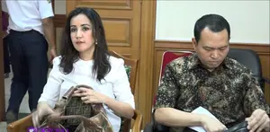 PA Jakarta Selatan, Selasa (20/10) mengabulkan gugatan cerai Andi Soraya terhadap Rudi Sutopo. Putusan ini membuat Andi Soraya harus menyandang status dua kali menjanda.
