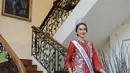 Puteri Indonesia Lingkungan 2023, Yasinta Aurellia asal Jawa Timur mengenakan kebaya encim merah berbordir dari Batik Chic dipadukan rok putih. [Instagram/@officialputeriindonesia]