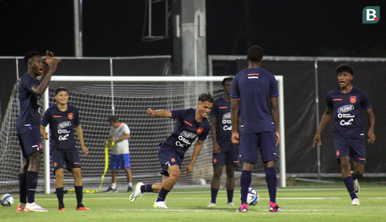 Pemain Timnas Ekuador U-17 melakukan latihan jelang laga perdana Piala Dunia U-17 2023 di Lapangan Latihan A Stadion Gelora Bung Tomo (GBT), Surabaya, Jawa Timur, Selasa (7/11/2023). (Bola.com/Aditya Wany)