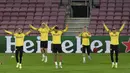 Para pemain Borussia Dortmund melakukan pemanasan saat mengikuti sesi latihan di stadion Camp Nou di Barcelona (26/11/2019). Dortmund akan bertanding melawan Barcelona pada Grup F Liga Champions. (AFP Photo/Josep Lago)