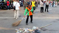 Petugas PPSU membersihkan sampah sisa perayaan Hari Buruh Internasional di kawasan Silang Barat Daya Monas, Jakarta, Rabu (1/5). Sampah yang berserakan di kawasan tersebut membuat Petugas PPSU bekerja ekstra keras untuk membersihkan kawasan tersebut. (Liputan6.com/Helmi Fithriansyah)