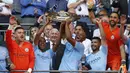 Para pemain Manchester City merayakan gelar juara usai mengalahkan Chelsea pada laga Community Shield di Stadion Wembley, London, Minggu (5/8/2018). Man City menang 2-0 atas Chelsea. (AFP/Glyn Kirk)