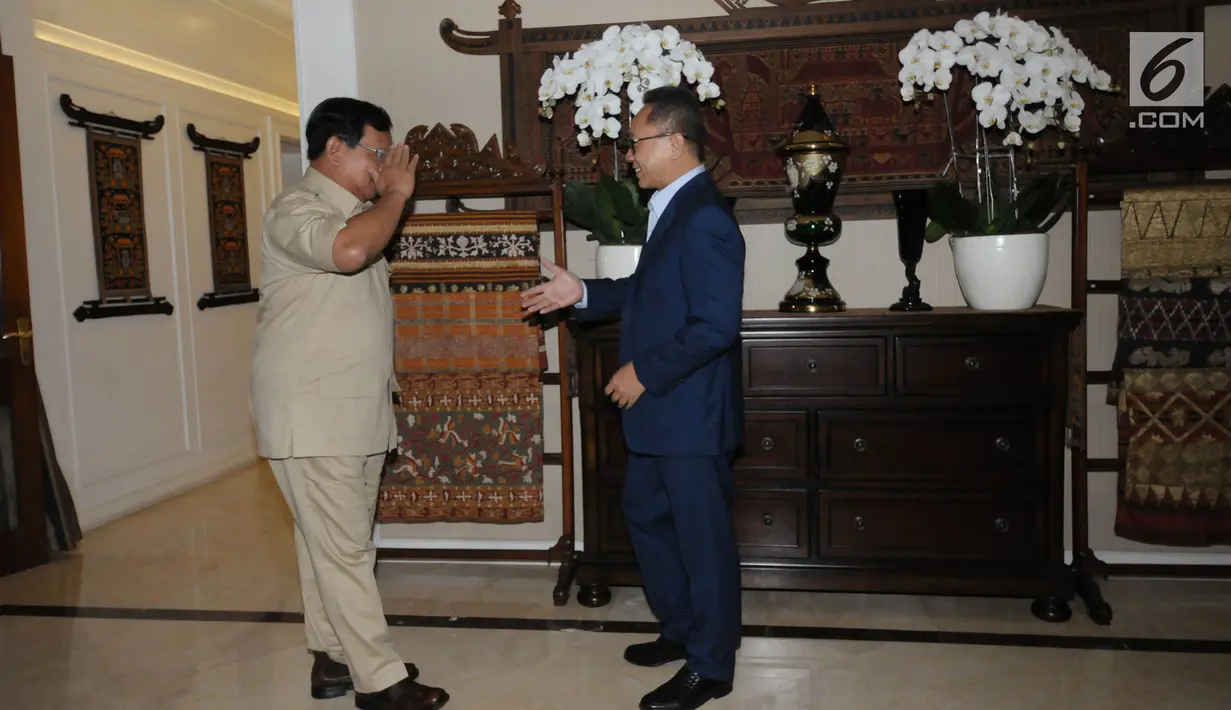 Ketua Umum Partai Gerindra Prabowo Subianto (kiri) memberi hormat saat berkunjung ke kediaman Ketua MPR yang juga Ketua Umum PAN, Zulkifli Hasan, Jakarta, Senin (25/6). Pertemuan kedua tokoh itu berlangsung tertutup. (Liputan6.com/Helmi Fithriansyah)
