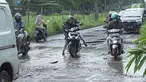 Pengendara motor berusaha menghindari jalan rusak yang menjadi kubangan air di Jalan Raya Gas Alam, Depok, Jawa Barat, Selasa (7/5). Kondisi jalan yang tidak kunjung diperbaiki tersebut menjadi kubangan air setiap hujan serta berbahaya bagi keselamatan pengguna jalan (Liputan6.com/Immanuel Antonius)