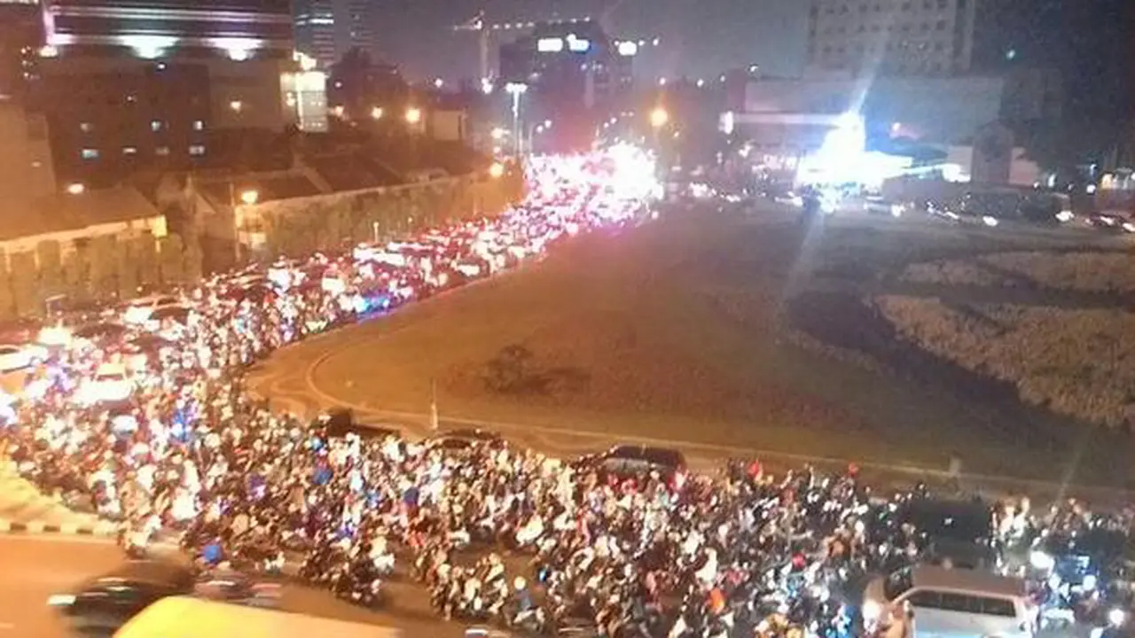 Antrean Kendaraan di SPBU Mengular, Jalanan di Jakarta Macet