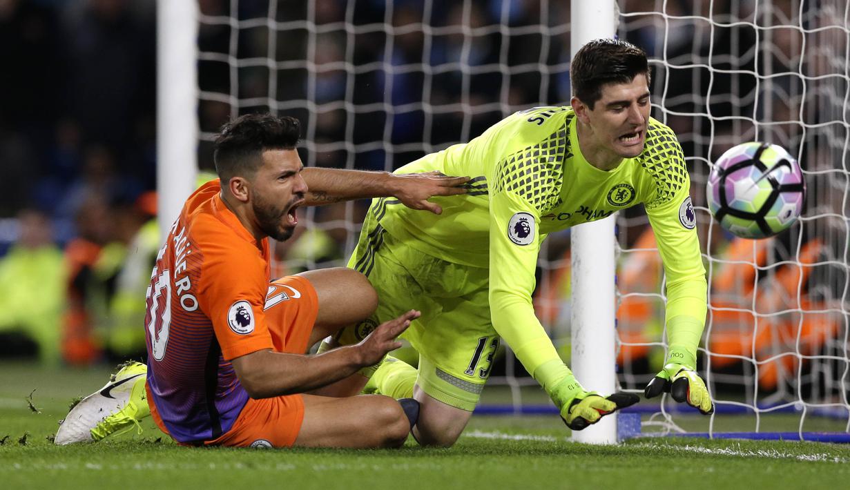 Duel antara Sergio Aguero (kiri) dan kiper Chelsea, Thibaut Courtois pada lanjutan Premier League di Stamford Bridge stadium (5/4/2017). Chelsea menang 2-1. (AP/Alastair Grant)