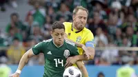 Pemain Swedia, Andreas Granqvist membayangi pergerakan pemain Meksiko, Javier Hernandez pada laga grup F Piala Dunia 2018 di Yekaterinburg Arena, Yekaterinburg, Rusia, (27/6/2018).  Swedia menang telak 3-0 atas Meksiko. (AP/Gregorio Borgia)