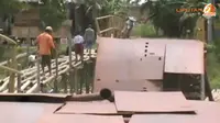 [VIDEO] Jembatan Ambruk, Truk Nyemplung ke Sungai