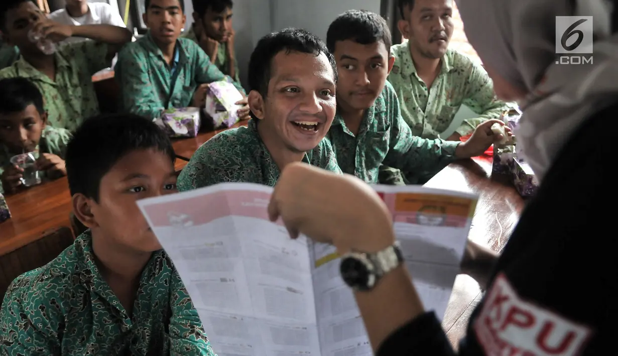 Pemilih pemula penyandang disabilitas mendengarkan sosialisasi KPUD Bekasi terkait Pemilu 2019 di SLB Al Gaffar Guchany, Bekasi, Rabu (20/2). Kegiatan ini untuk mengedukasi pemilih pemula penyandang disabilitas tentang Pemilu. (Merdeka.com/Iqbal Nugroho)