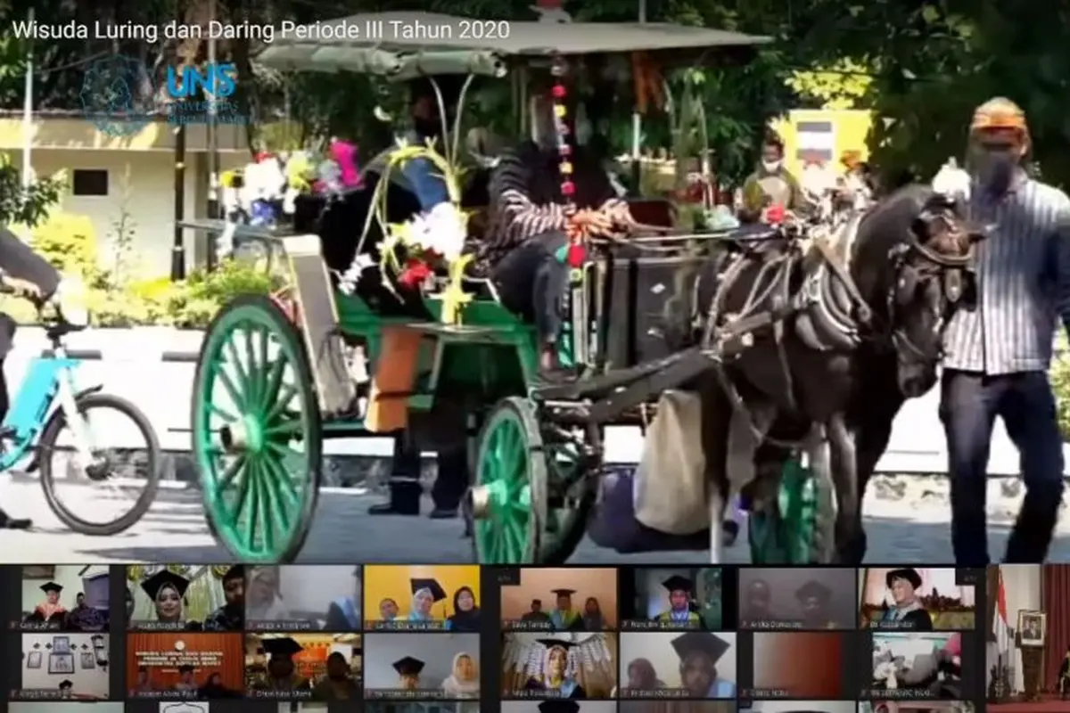 Deretan Kendaraan Ramah Lingkungan saat Wisuda Drive-thru UNS