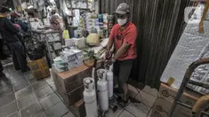Pedagang merapikan tabung oksigen ukuran 1 kubik yang sudah dipesan pembeli di Pasar Pramuka, Jakarta, Kamis (24/6/2021). Salah seorang pedagang, Jahendri (45) mengungkapkan ketersediaan tabung oksigen di Pasar Pramuka mengalami kelangkaan bahkan hampir kosong. (merdeka.com/Iqbal S. Nugroho)
