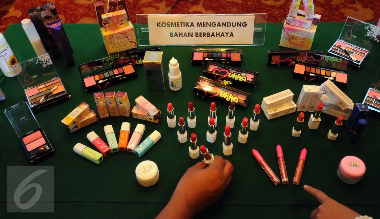 Contoh kosmetika berbahan berbahaya ditunjukkan oleh BPOM di Balai Kartini Jakarta, Senin (30/11/2015). BPOM menemukan 54 jenis obat tradisional dan 30 jenis kosmetika berbahan kimia berbahaya. (Liputan6.com/Helmi Fithriansyah)