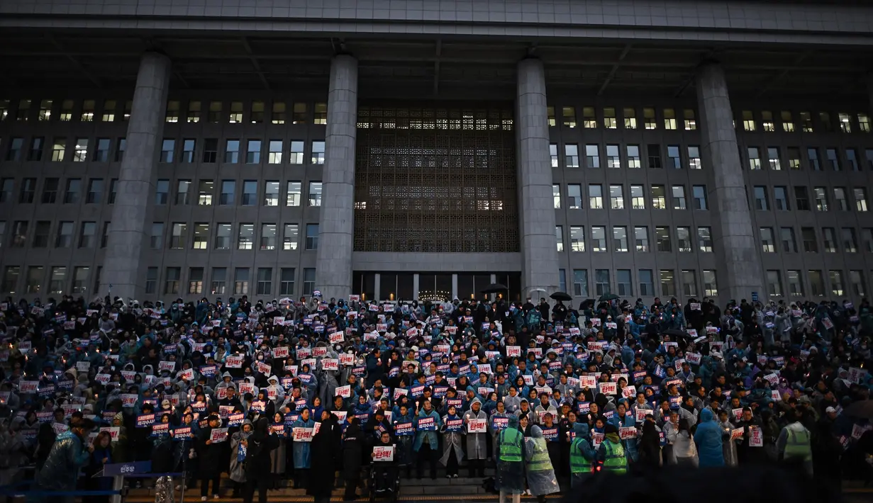 Hingga Kamis 5 Desember 2024, Presiden Korea Selatan Yoon Suk Yeol masih berpegang teguh pada kekuasaannya meski diterpa mosi pemakzulan yang diajukan oleh oposisi. (Philip FONG/AFP)