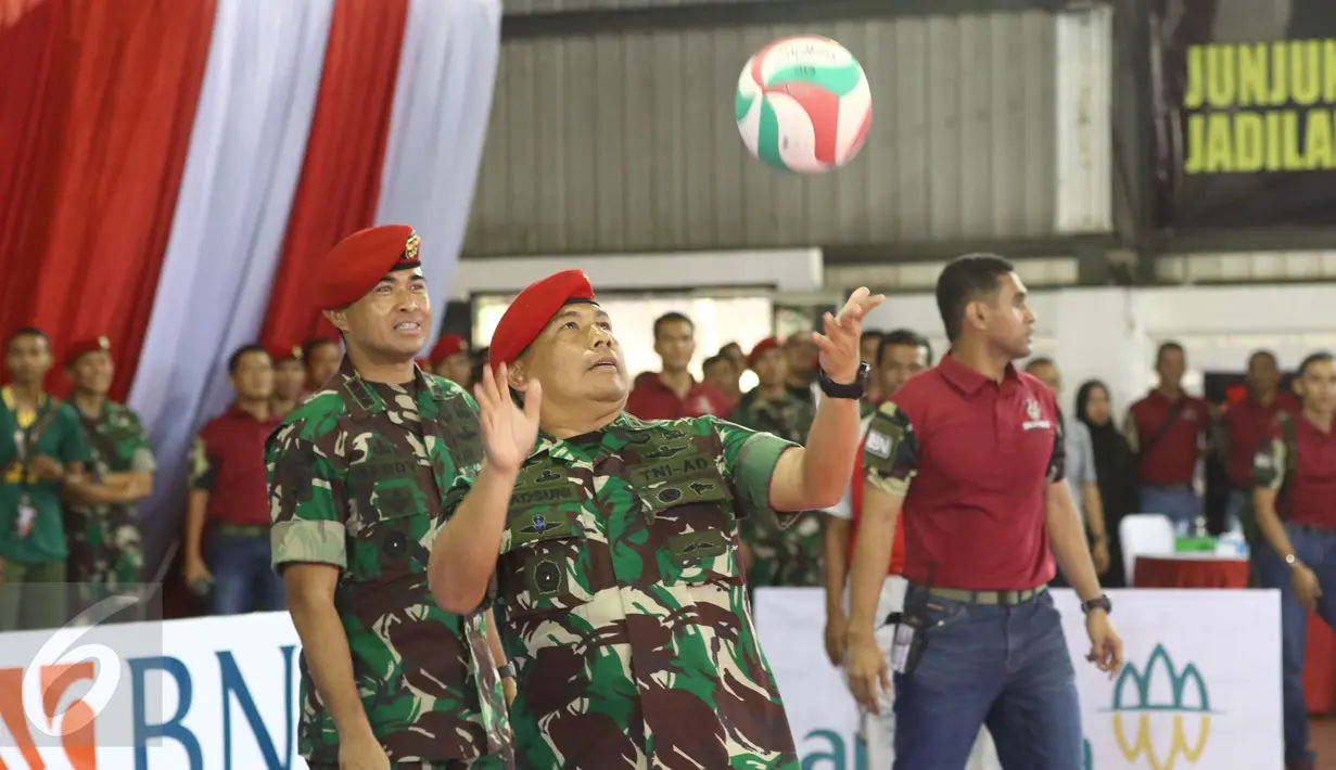 Danjen Kopassus Mayjen TNI Madsuni memukul bola saat pembukaan Danjen Kopassus-BNI Open Volleyball Tournament di Cijantung, Jakarta (2/4). Turnamen ini diikuti 16 peserta yang terbagi menjadi dua kategori, putra dan putri. (Liputan6.com/Helmi Afandi)