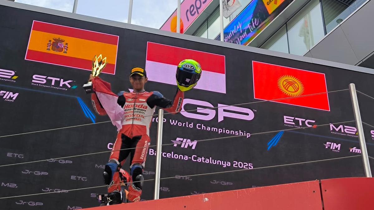 Kiandra Ramadhipa Juara Balapan European Talent Cup, Indonesia Raya Berkumandang di Sirkuit Catalunya