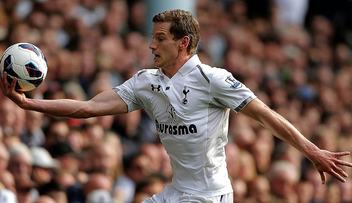 7. Jan Vertonghen, Tottenham, pria Belgia ini memiliki posisi sebagai gelandang bertahan ataupun bek kiri, namun bersama Tottenham posisinya berganti menjadi bek tengah dan kini ia mampu menjadi andalan. (EPA/Kerim Okten)