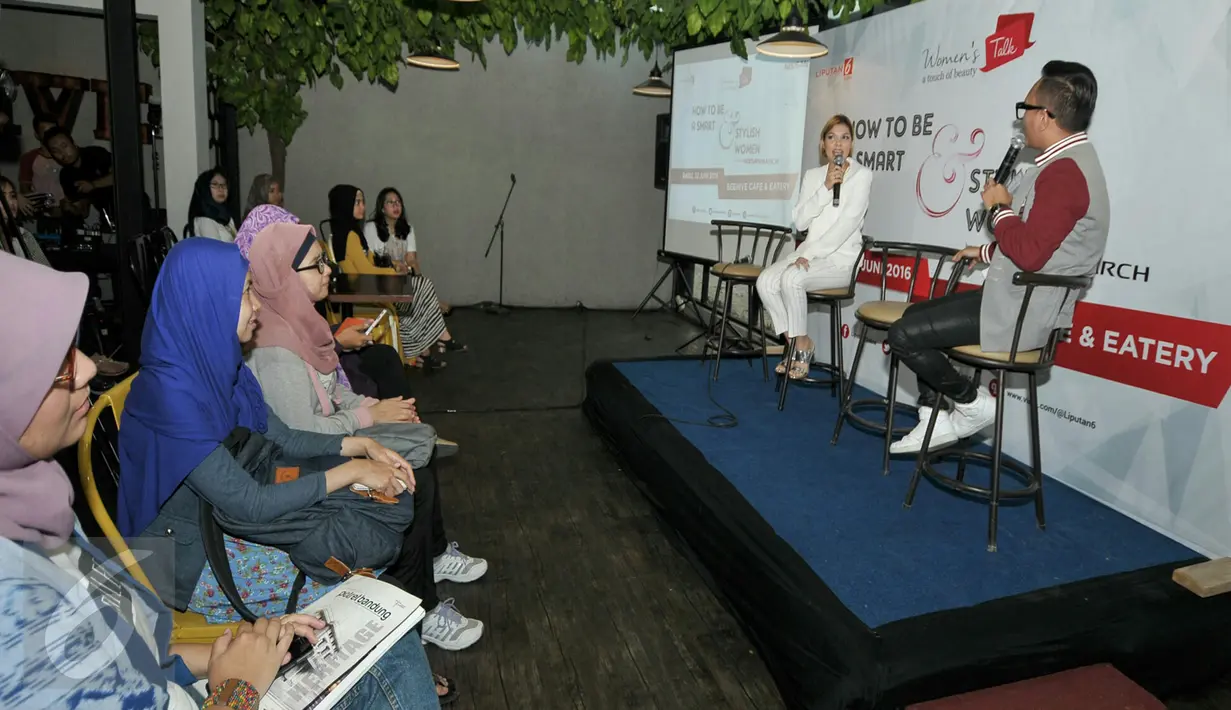 Blogger, Citra Ruhmana (kiri depan) memberikan tips kepada peserta agar mendapatkan penghasilan dari sebuah blog, Bandung, (22/6). Nissan March bersama Liputan6.com gelar seminar bertajuk 'How To Be a Smart & Stylish Women'. (Liputan6.com/Yoppy Renato)