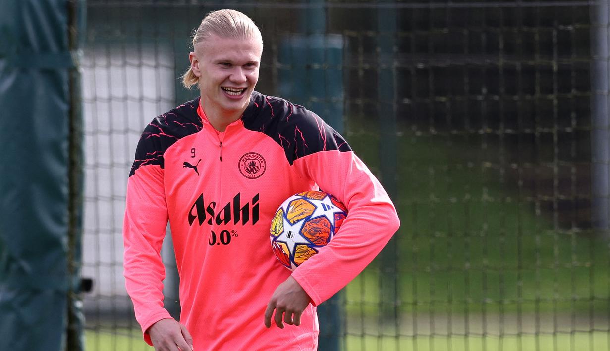 Pemain Manchester United, Erling Haaland tersenyum saat melakukan latihan jelang laga perempat final Liga Champions 2023/2024 melawan Real Madrid di Etihad Campus, Manchester, Inggris, 8 April 2024 waktu setempat. (AFP/Darren Staples)