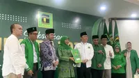 Plt Ketua Umum PPP Mardiono menyerahkan langsung surat rekomendasi pada pasangan Khofifah Indar Parawansa dan Emil Dardak untuk maju di Pemilihan Kepala Daerah atau Pilkada Jatim 2024. (Liputan6.com/Delvira Hutabarat)