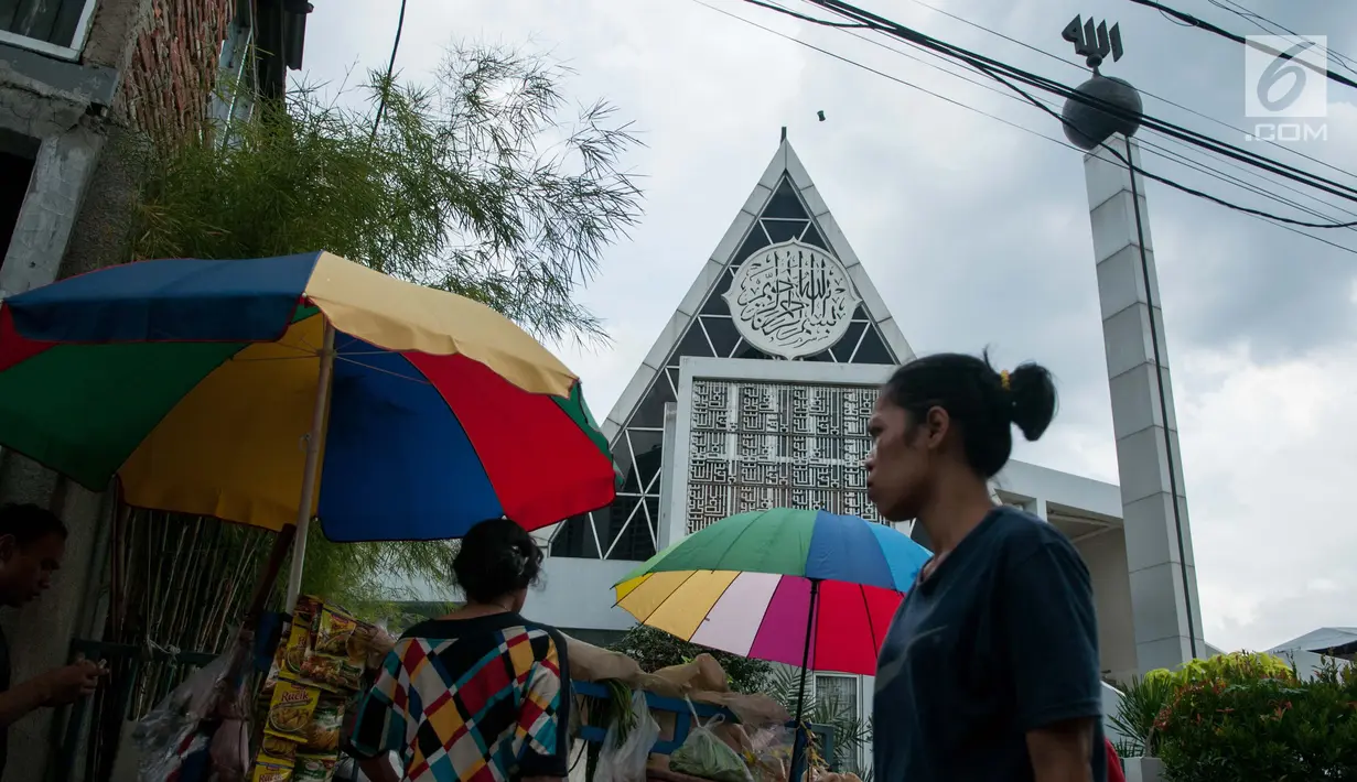 Suasana diluar Masjid Jami'e Darussalam di Jalan Kebon Melati, Jakarta Pusat, Rabu (31/5). Terletak di atas tanah seluas 819 m2, Masjid Jamie Darussalam berdiri di antara himpitan gedung bertingkat dan pemukiman padat. (Liputan6.com/Gempur M Surya)