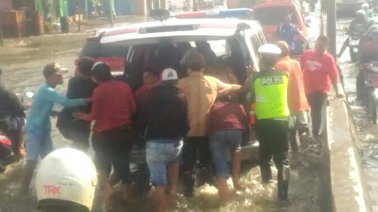 Ketika Ambulans Jenasah Melintas Rob