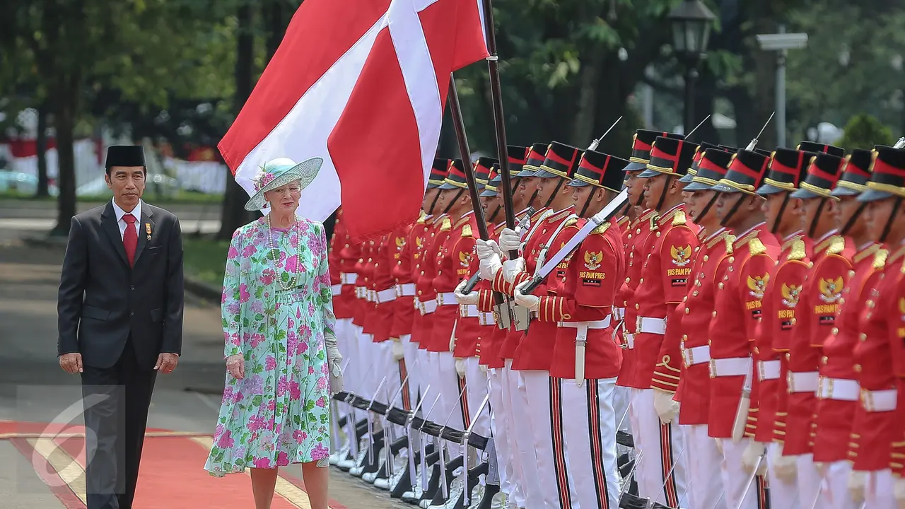 20151022-Jokowi Sambut Kedatangan Ratu Denmark di Istana-Jakarta