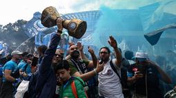 Beberapa jam sebelum pertandingan, mereka bahkan dengan sukacita melakukan selebrasi setelah Lazio yang berada diposisi kedua dikalahkan oleh Inter Milan. (AFP/Andreas Solaro)