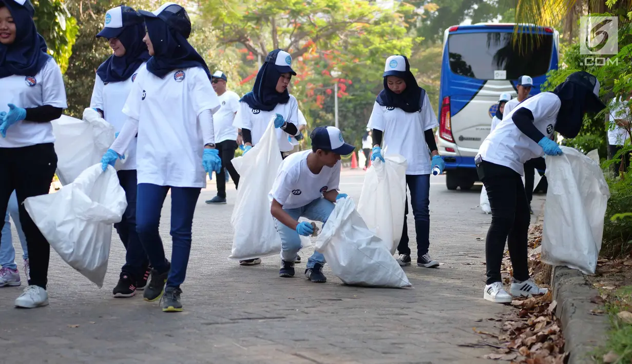 ISS Indonesia bersama Komunitas Soka Gakkai Indonesia  membersihkan sampah di kemayoran Jakarta, Sabtu (15/9) . Aksi tersebut untuk memperingati World Cleanup Day dan mengajak masyarakat untuk menjaga kebersihan lingkungan.(Liputan6.com/HO/Jov)