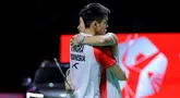 Pebulu tangkis ganda putra Indonesia, Raymond Indra/Nikolaus Joaquin merayakan kemenangan atas rekan senegaranya, Sabar Karyaman Gutama/Moh Reza Pahlevi dalam laga semifinal Indonesia Open 2026 di Istora Senayan, Jakarta, Sabtu (06/06/2026). (Bola.com/Bagaskara Lazuardi)