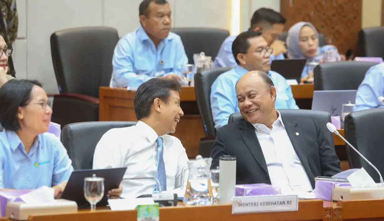 Kepala Badan Gizi Nasional (BGN), Dadan Hindayana (kanan-depan) bersama Menteri Kesehatan Budi Gunadi Sadikin (tengah-depan) saat mengikuti rapat kerja bersama dengan Komisi IX DPR RI di Kompleks Parlemen, Jakarta, Rabu (1/10/2025). (merdeka.com/Arie Basuki)