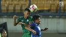 Gelandang PSMS Medan, Abdul Aziz Lufti Akbar (kiri) berebut bola atas dengan pemain PSM Makassar di laga penyisihan grup A Piala Presiden 2018 di Stadion GBLA, Bandung, Selasa (16/1). PSMS unggul 2-1. (Liputan6.com/Helmi Fithriansyah)