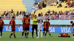 Pemain Timnas Mali U-17, Mamadou Doumbia (17) mendapat kartu merah langsung dari wasit Bryan Lopez setelah melanggar Spanyol U-17, Pau Prim (6) dalam pertandingan babak penyisihan Grup B Piala Dunia U-17 di Stadion Manahan, Solo, Senin (13/11/2023). (Bola.com/Arief Bagus)