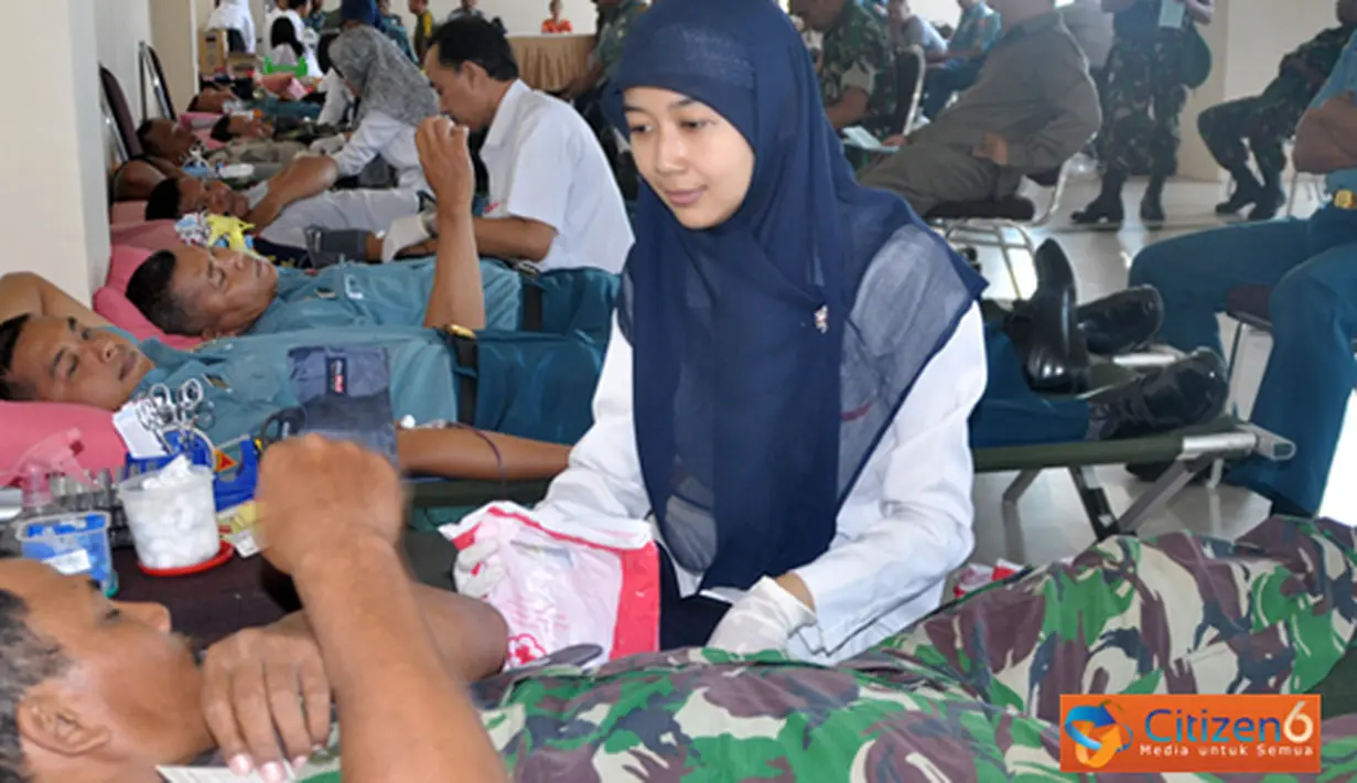 Citizen6, Sidoarjo: Memperingati HUT TNI KE-67 2012, Kogartap III Surabaya bekerja sama dengan PMI UPTD Kabupaten Sidoarjo menyelenggarakan kegiatan kemanusiaan yaitu Donor Darah yang digelar di Hotel Sun City, Sidoarjo (25/9). (Pengirim: Budi Abdillah).