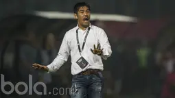 Pria asal Padang itu hampir sepanjang pertandingan memberikan dukungan kepada anak asuhnya. (Bola.com/Vitalis Yogi Trisna)