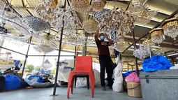 Seorang pedagang yang mengenakan masker mengatur barang di Pasar Jumat di Kegubernuran Farwaniya, Kuwait (10/9/2020). Pasar Jumat, salah satu pasar tertua di Kuwait, pada Kamis (10/9) dibuka kembali setelah tutup selama berbulan-bulan di tengah penyebaran pandemi COVID-19. (Xinhua/Asad)