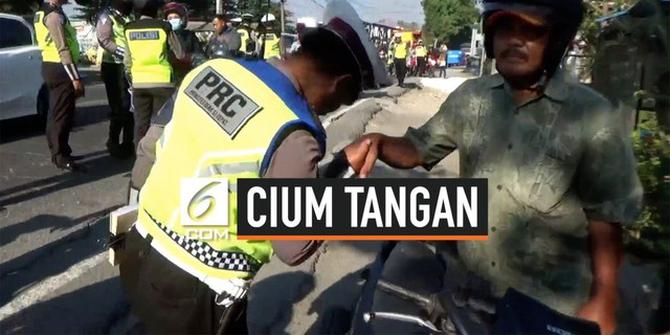 VIDEO: Operasi Patuh, Polisi Lalu Lintas Cium Tangan Pengendara Motor
