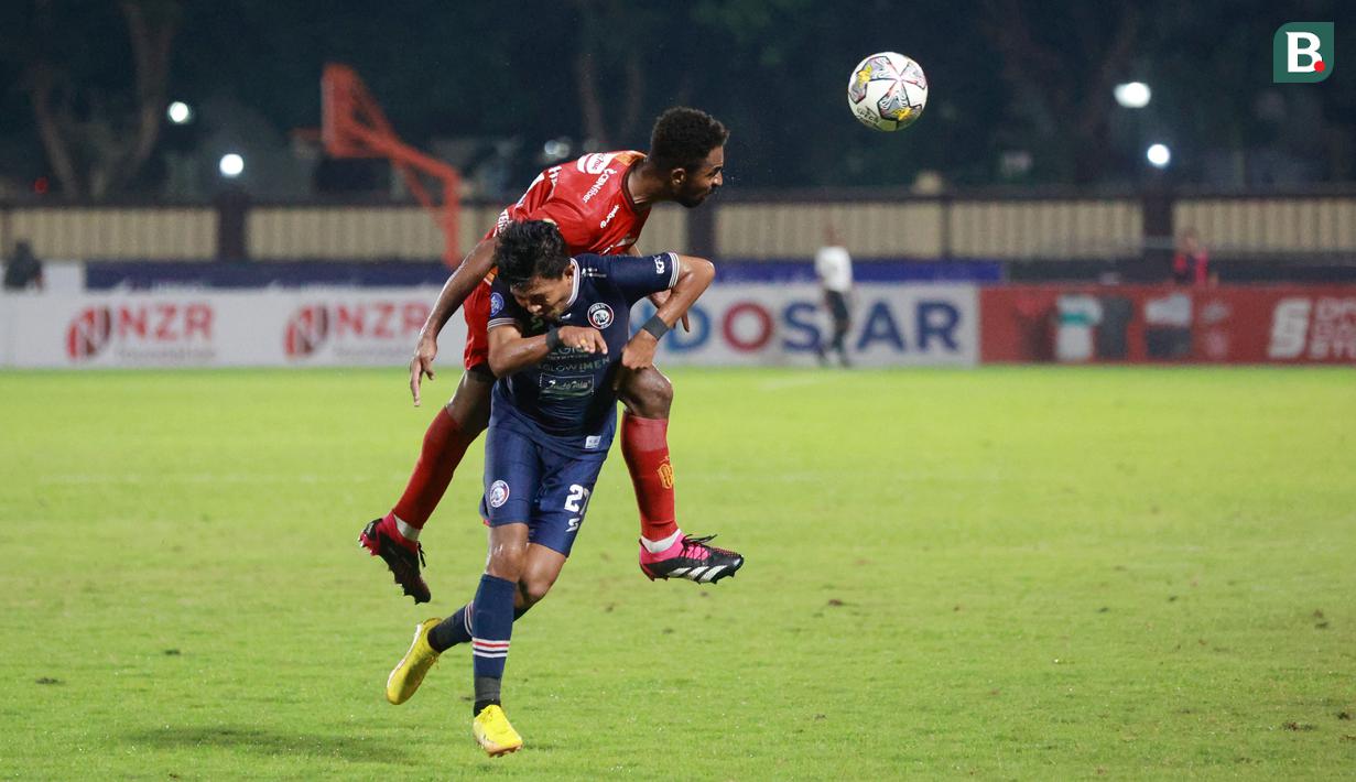 Pemain Bali United, Wellington Carvalho, berebut bola dengan pemain Arema FC, Dedik Setiawan, dalam pertandingan Liga 1 BRI di Stadion PTIK, Jakarta, Senin (27/3/2023).  Arema menang dengan skor 3-1.  (Bola.com/M Iqbal Ichsan)