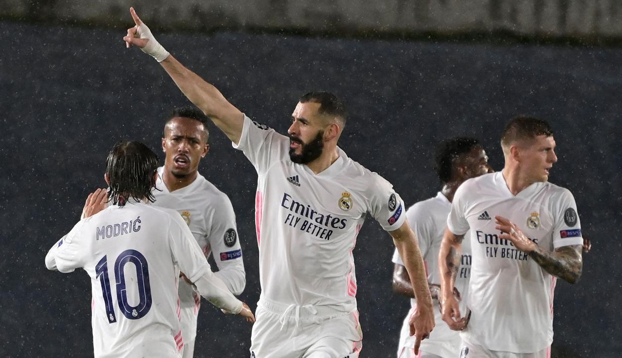 Karim Benzema. Striker Real Madrid asal Prancis berusia 33 tahun ini mencetak 6 gol dari 10 laga. Langkah Real Madrid terhenti di babak semifinal usai kalah dari Chelsea. (AFP/Javier Soriano)