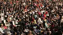 Penonton melihat aksi Kahitna saat konser bertajuk 'Kahitna 30 Years Anniversary Love Festival' di Jakarta, Sabtu (13/2/2016). Konser tersebut juga diramaikan dengan penampilan sejumlah musisi Tanah Air. (Liputan6.com/Immanuel Antonius)